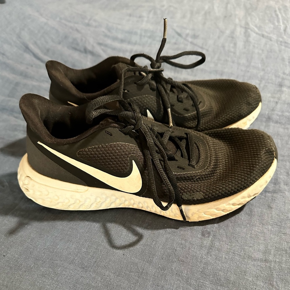 Women’s Nike Revolution 5 women’s size US 8